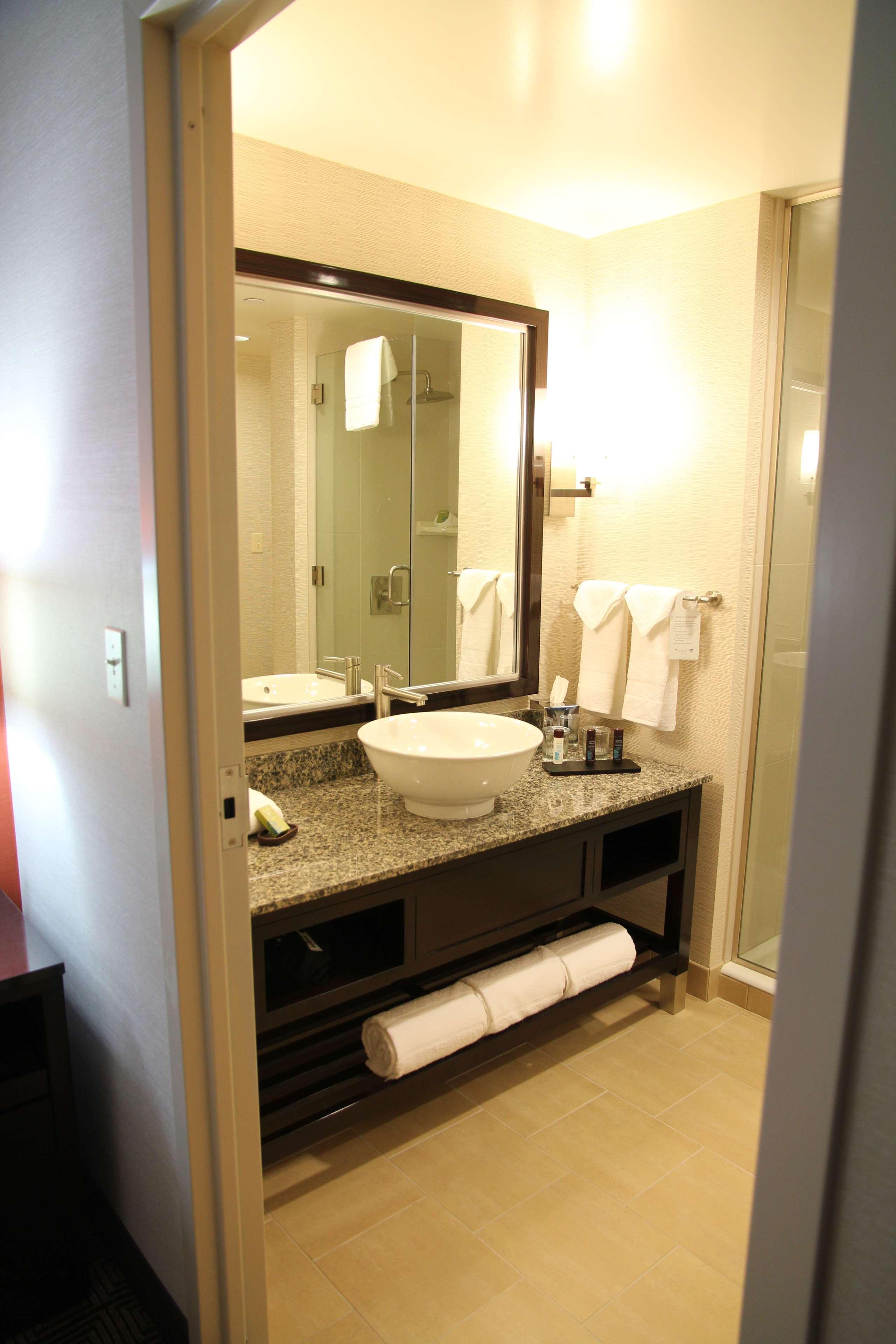 Embassy Suites Ontario - Airport Номер фото